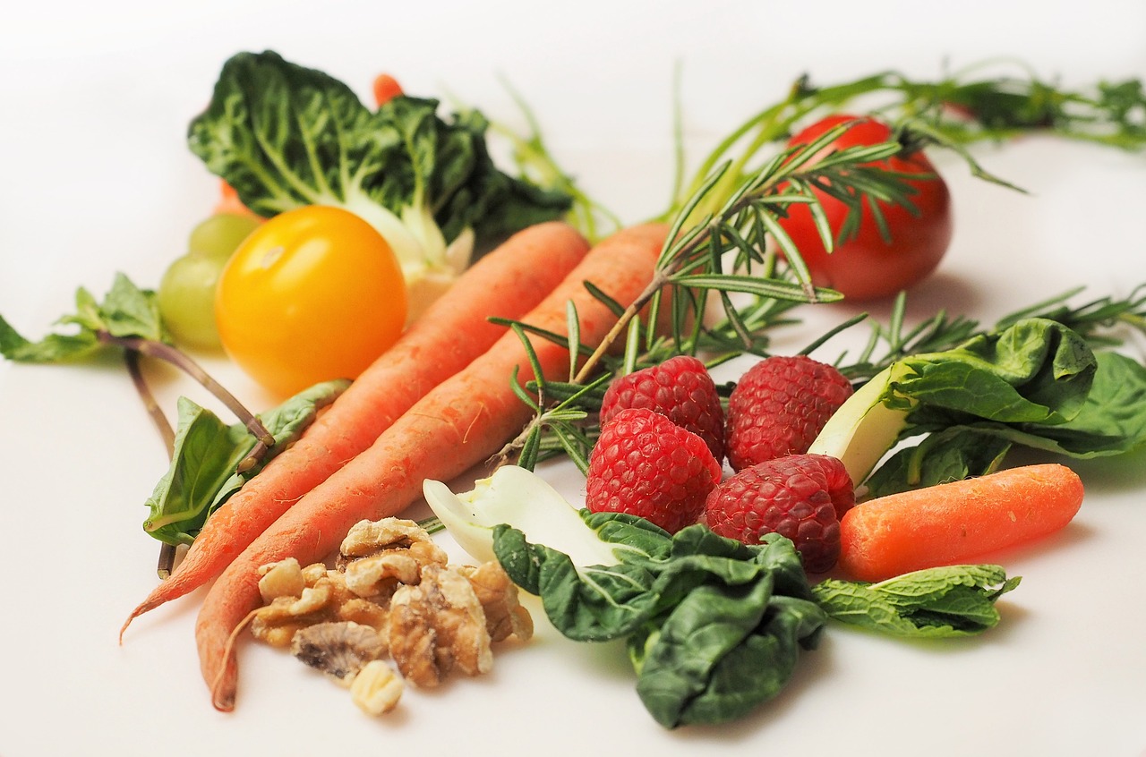 Karotten, Himbeeren, Nüsse, Salate und andere Obst- und Gemüsesorten.